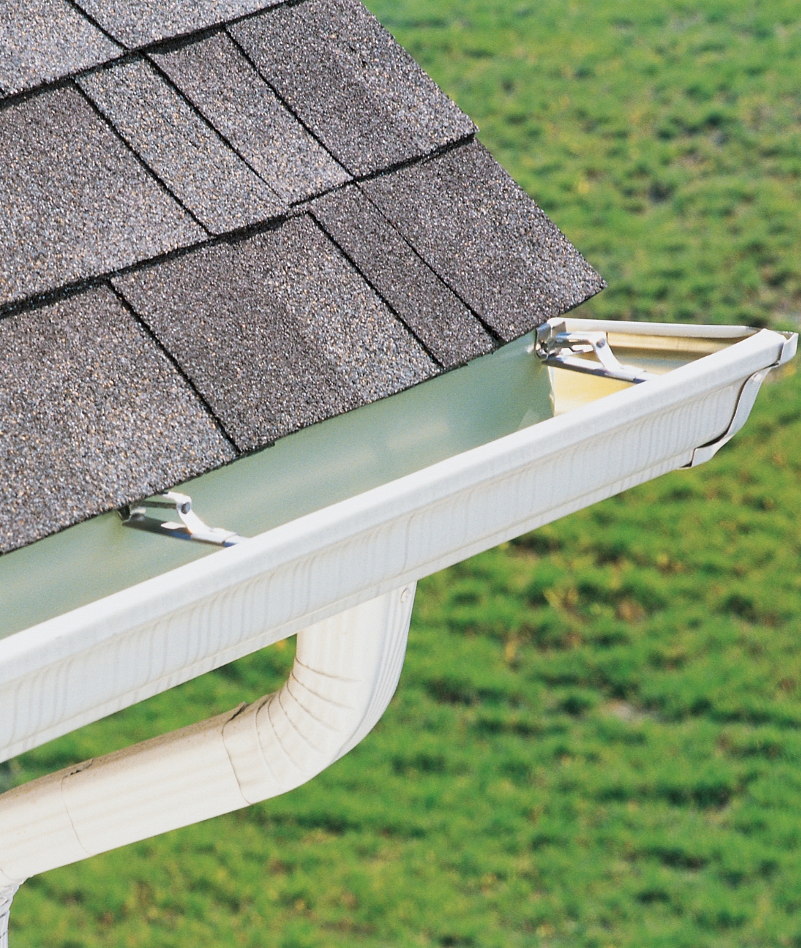 roofer in syracuse spraying roof maxx